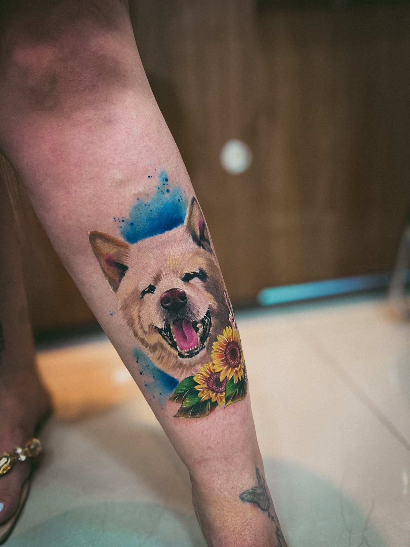 Tatuagem colorida de cachorro com girassóis por Braian