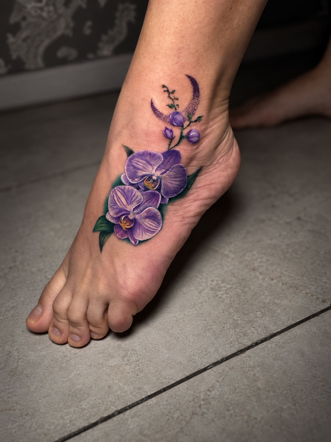 Tatuagem realista colorida de orquídeas por Cascio