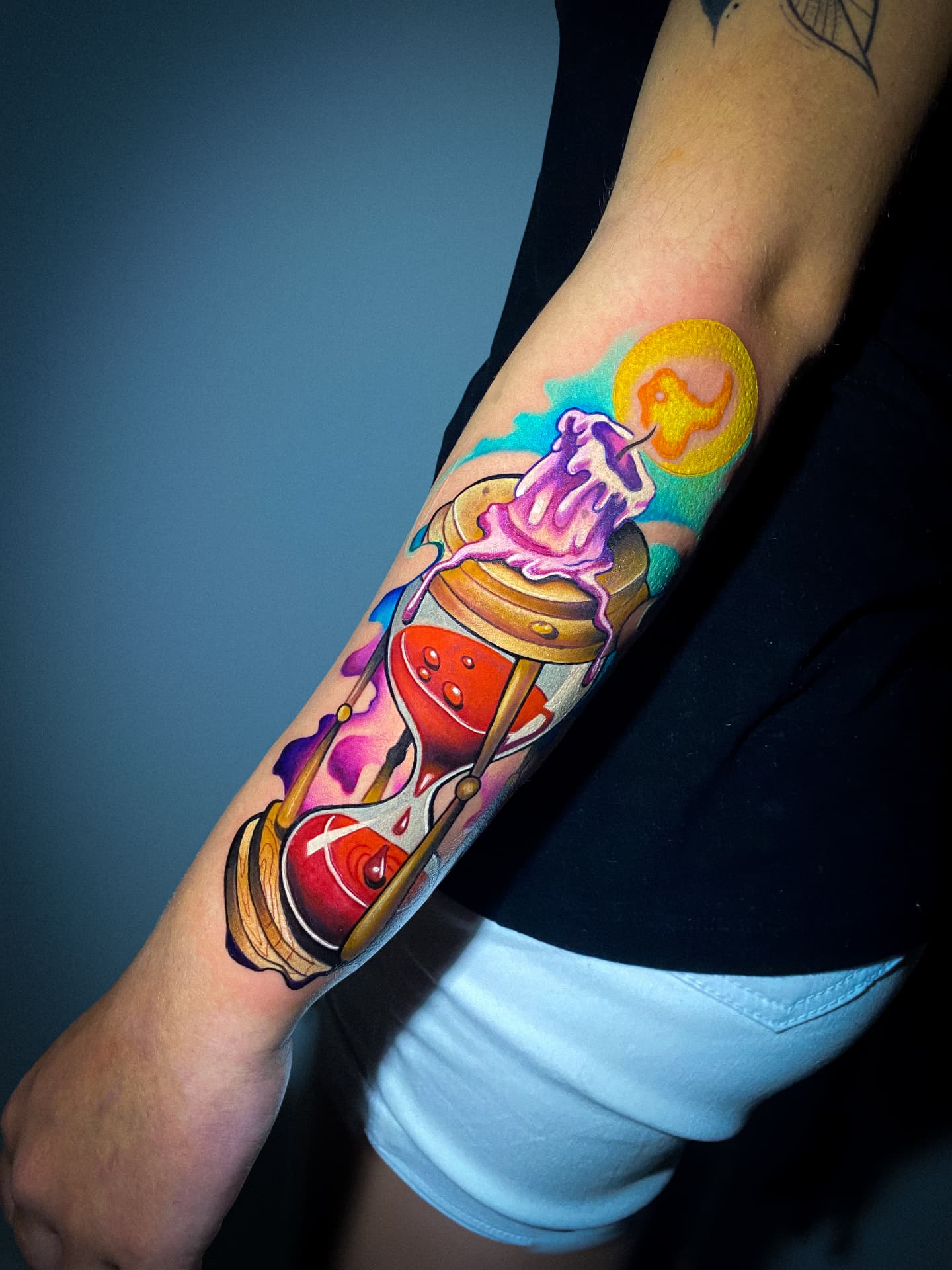 Tatuagem colorida de ampulheta por Braian