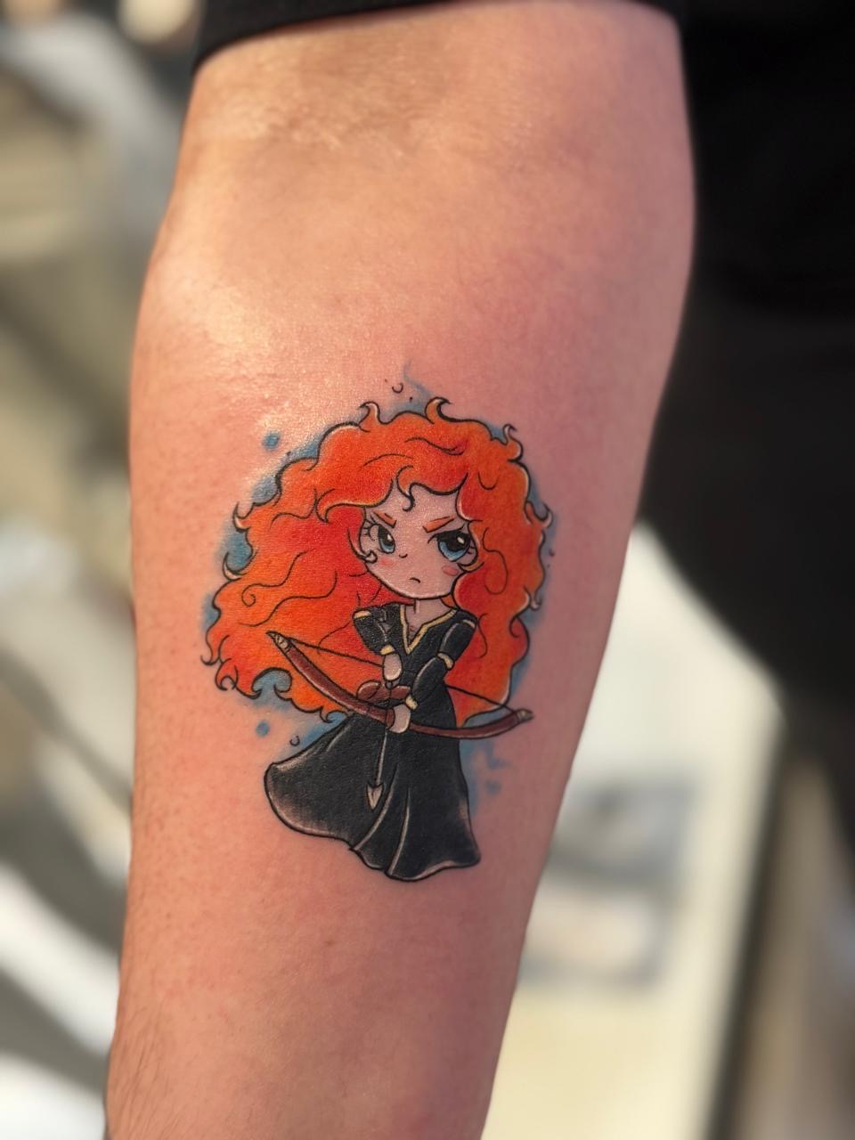 Tatuagem colorida da Merida por Cascio