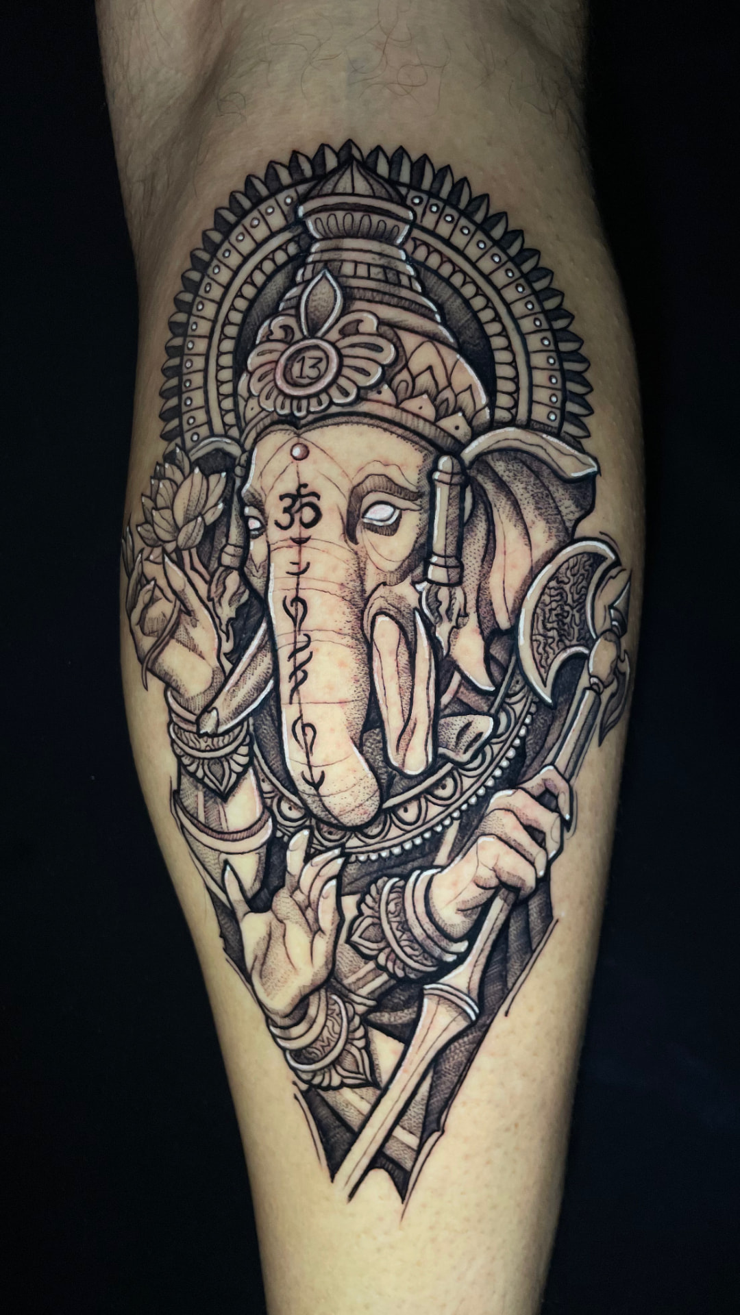 Tatuagem de Ganesha em preto e cinza por Ricardo