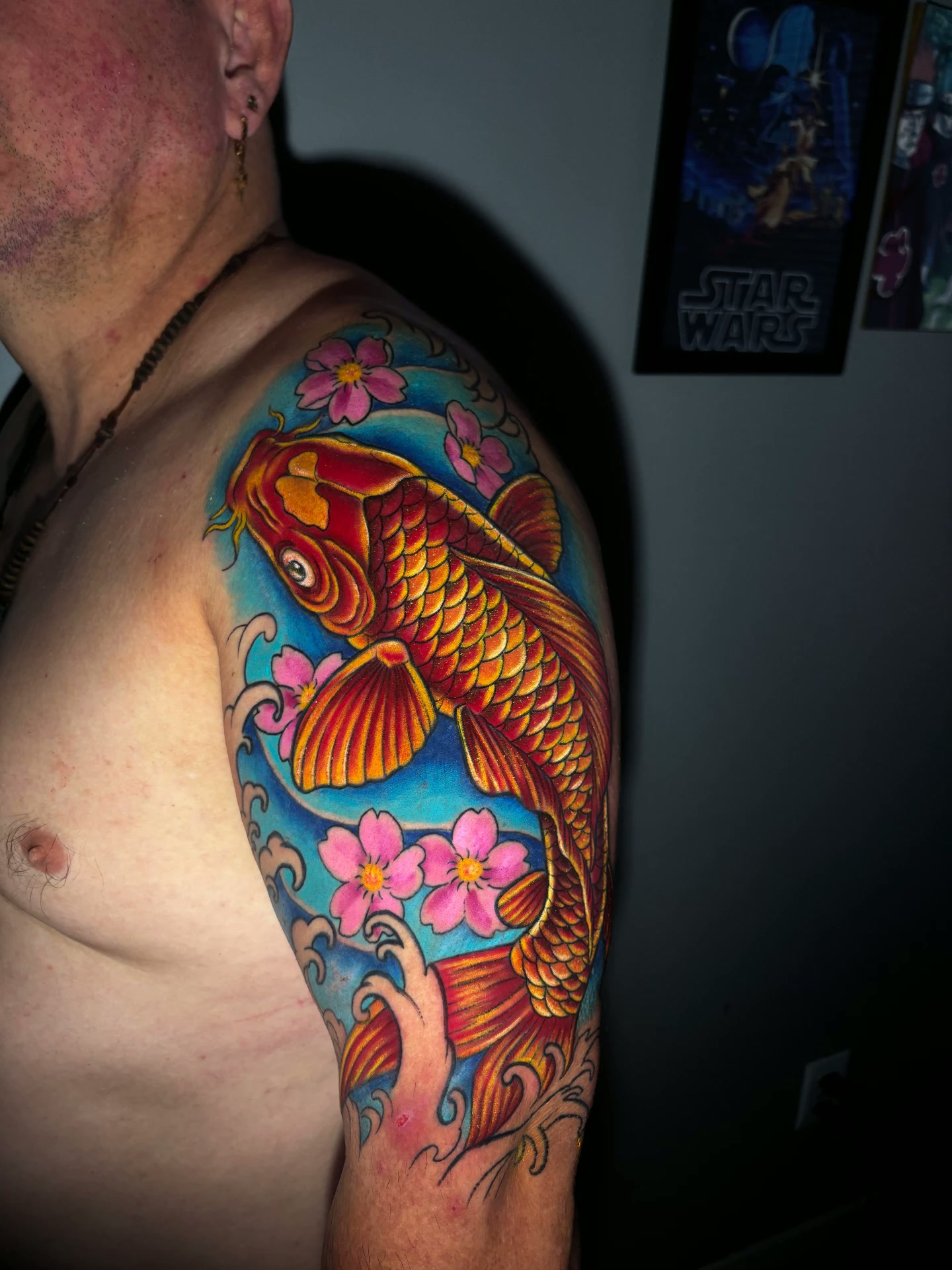 Tatuagem colorida de carpa com flores de cerejeira por Ricardo