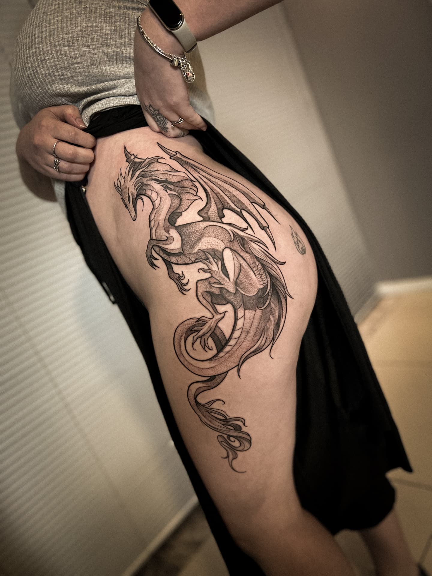 Tatuagem fine line de dragão por Braian