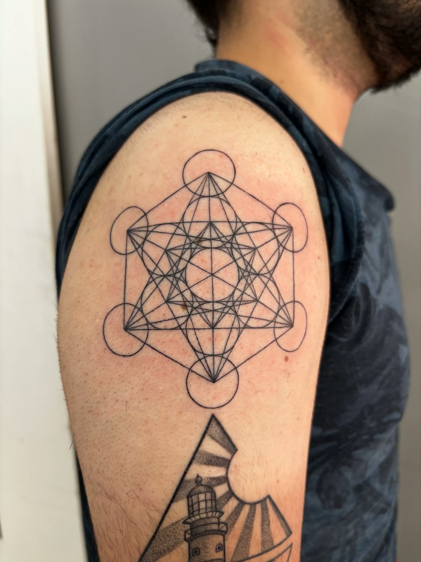 Tatuagem fine line geométrica por Ricardo