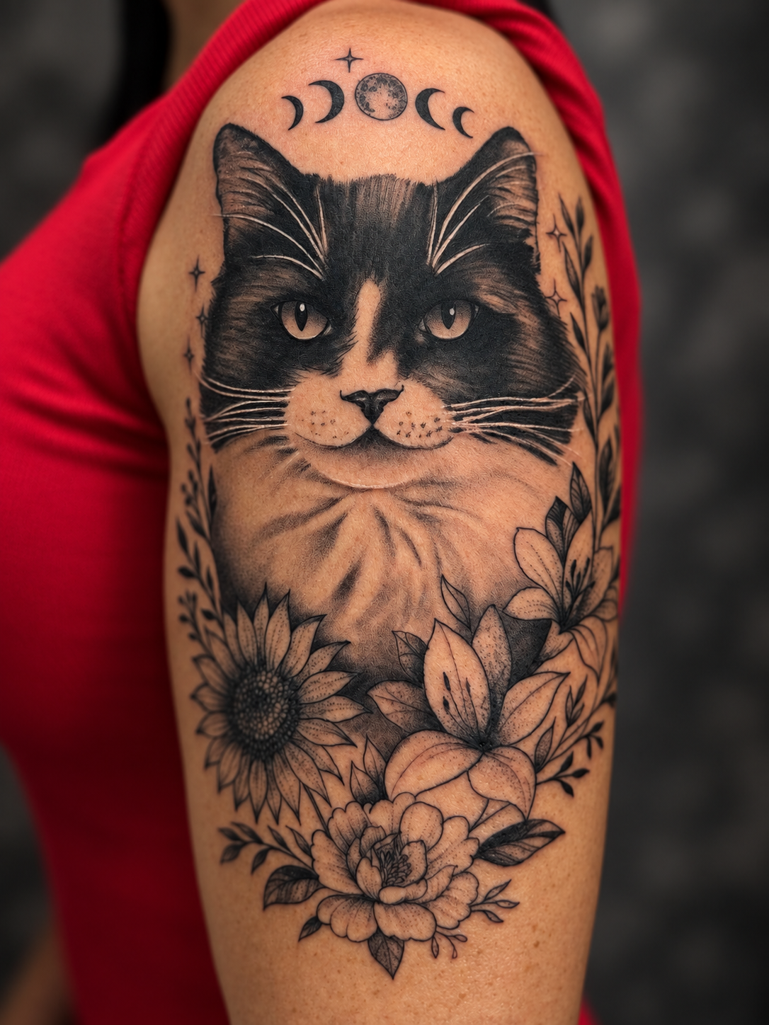 Tatuagem realista de gato com flores por Cascio