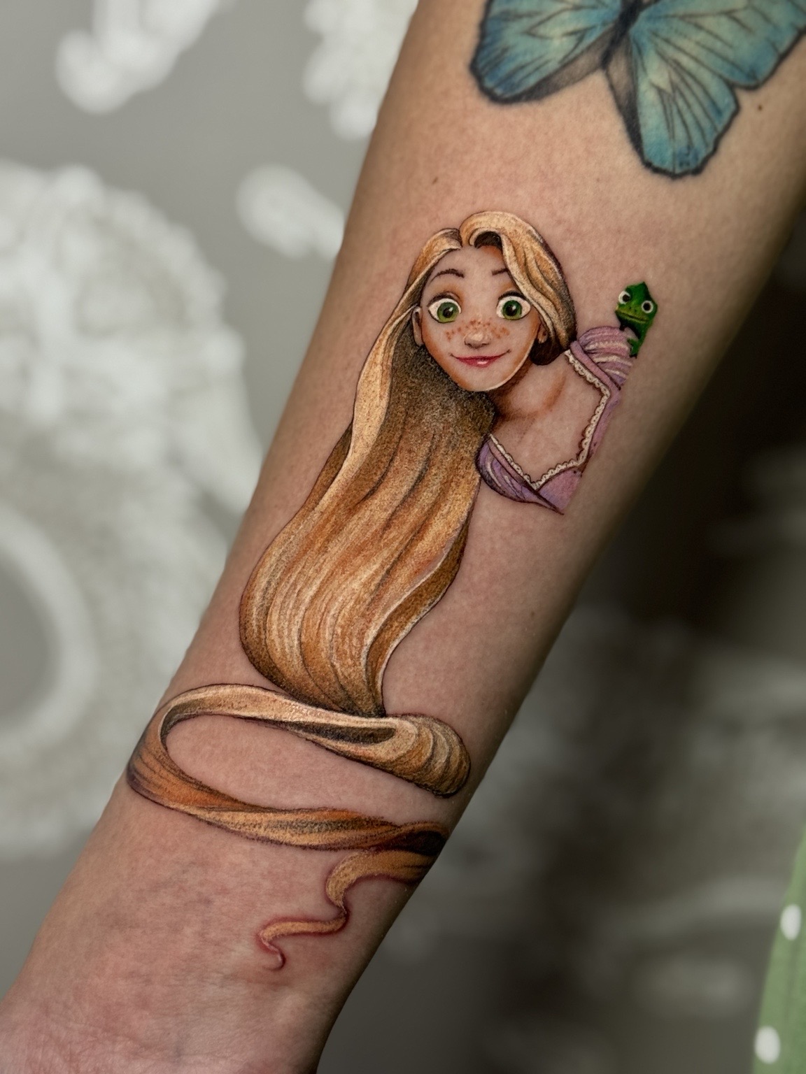 Tatuagem colorida da Rapunzel por Cascio