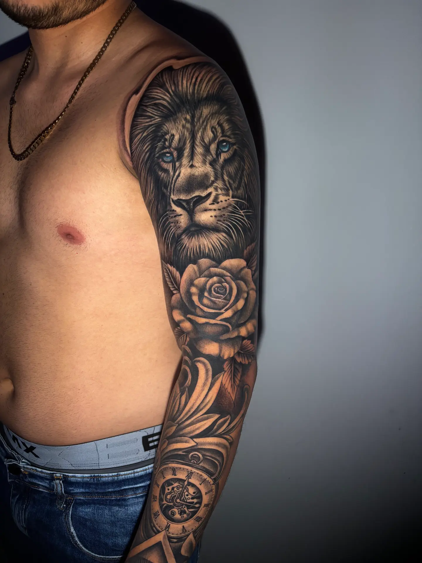 Tatuagem realista de leão com rosa e relógio por Ricardo