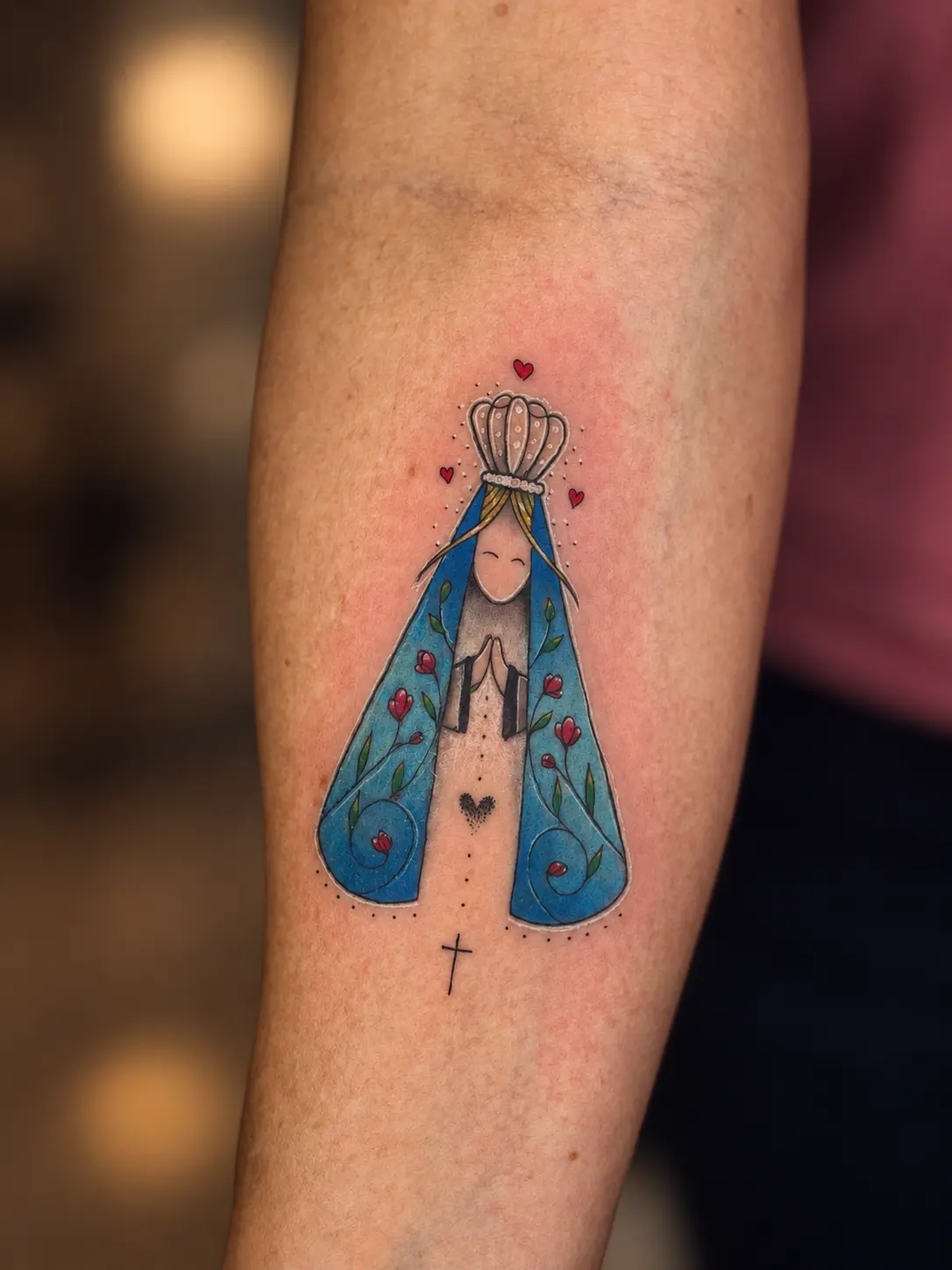 Tatuagem fine line colorida de Nossa Senhora por Cascio