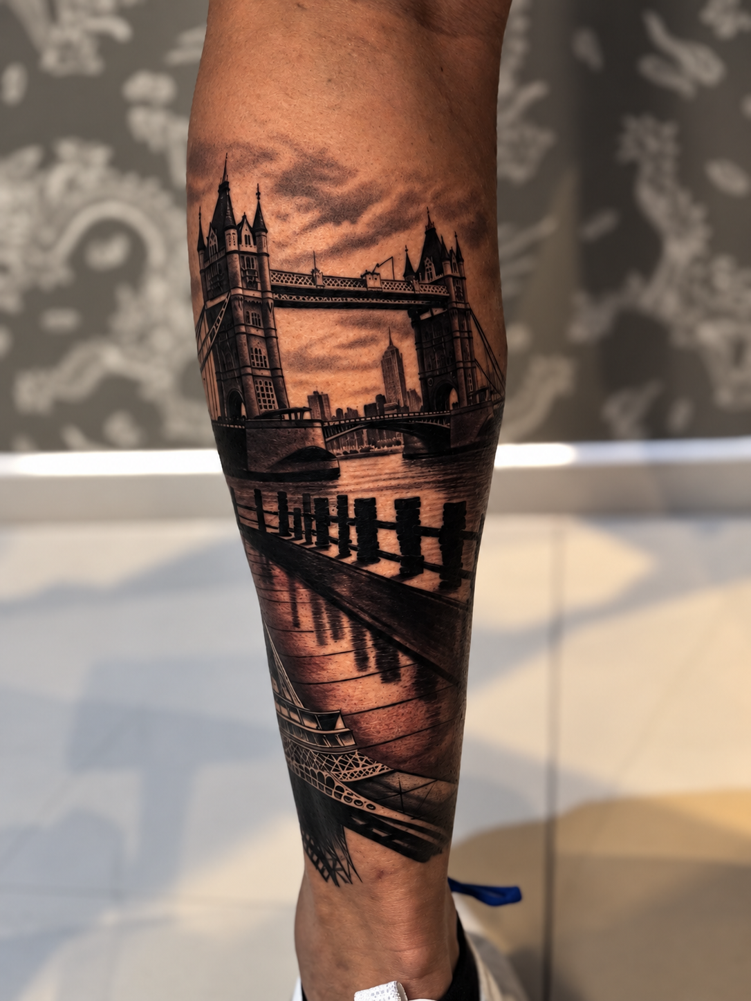 Tatuagem realista da Tower Bridge por Cascio