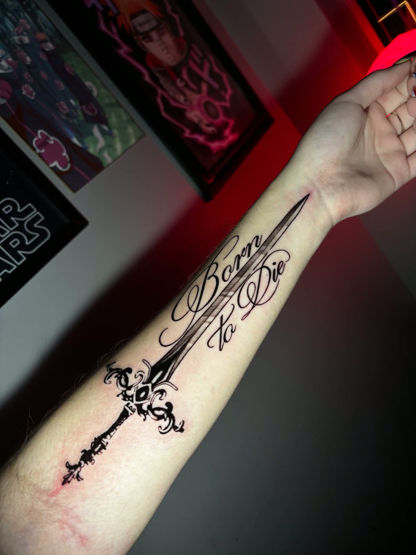 Tatuagem blackwork de espada com lettering por Ricardo