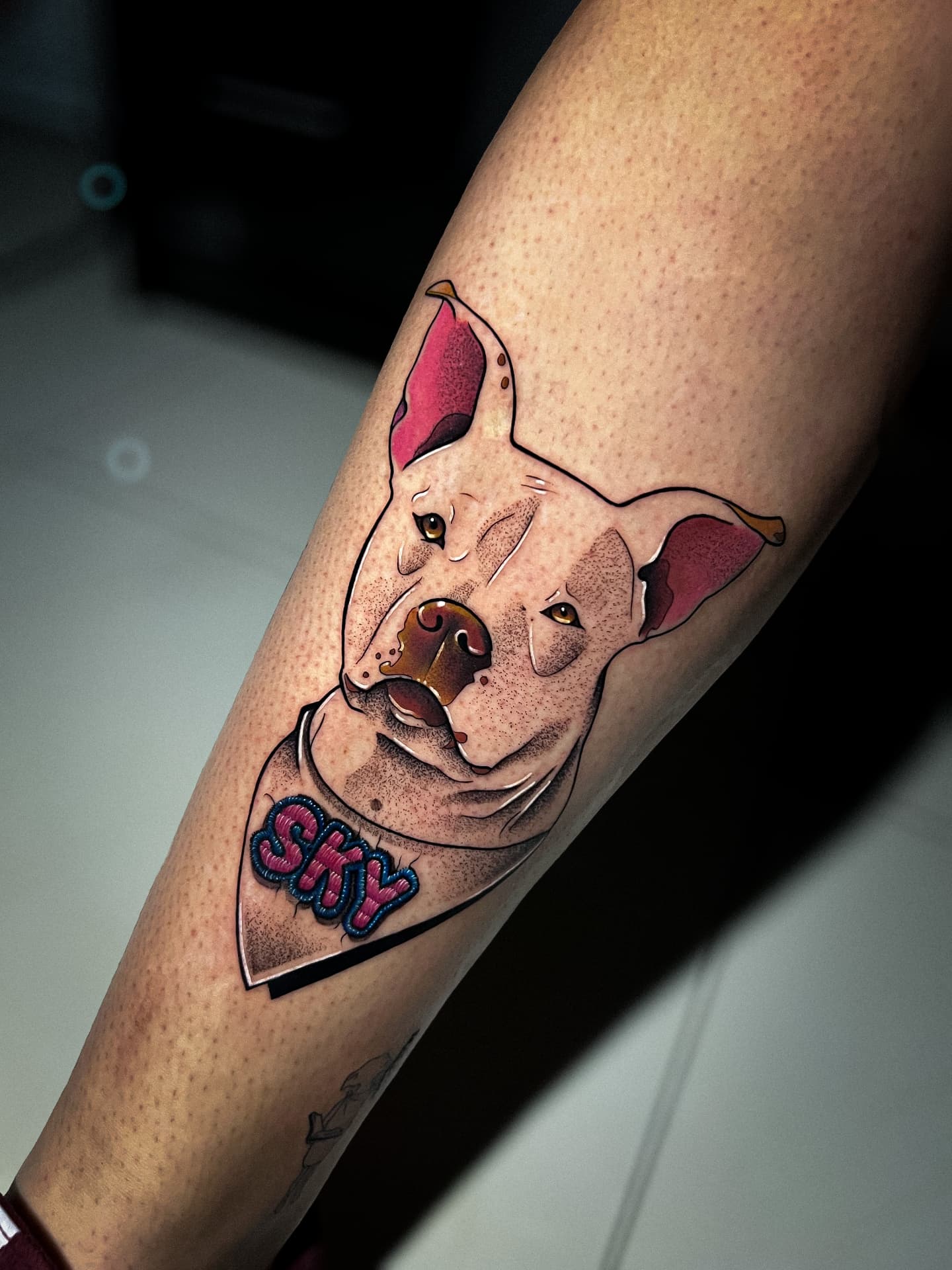 Tatuagem colorida de cachorro por Braian