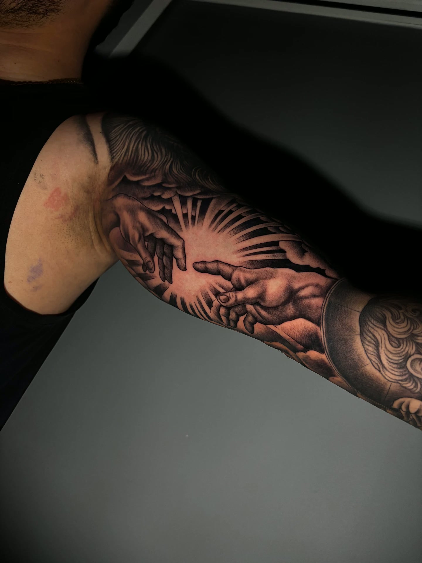 Tatuagem realista de mãos em preto e cinza por Ricardo