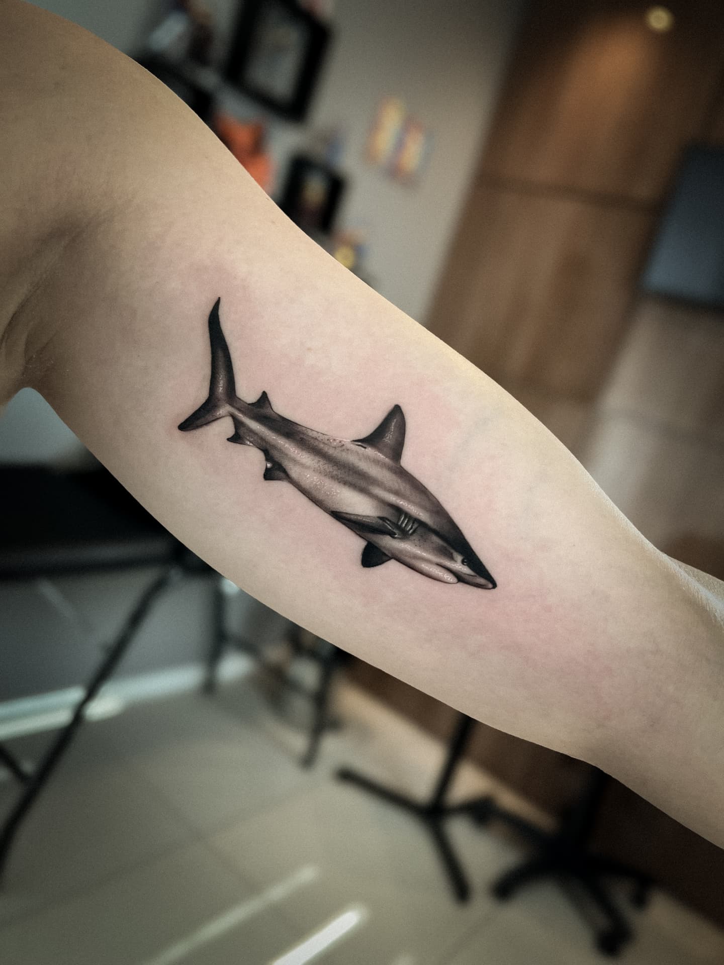 Tatuagem micro-realista de tubarão por Braian