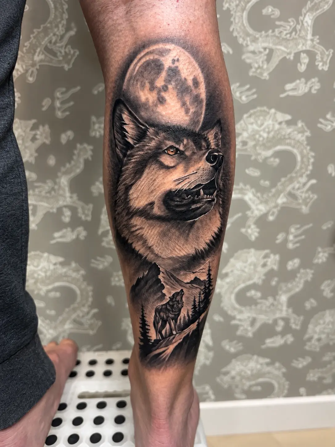 Tatuagem realista de lobo por Cascio