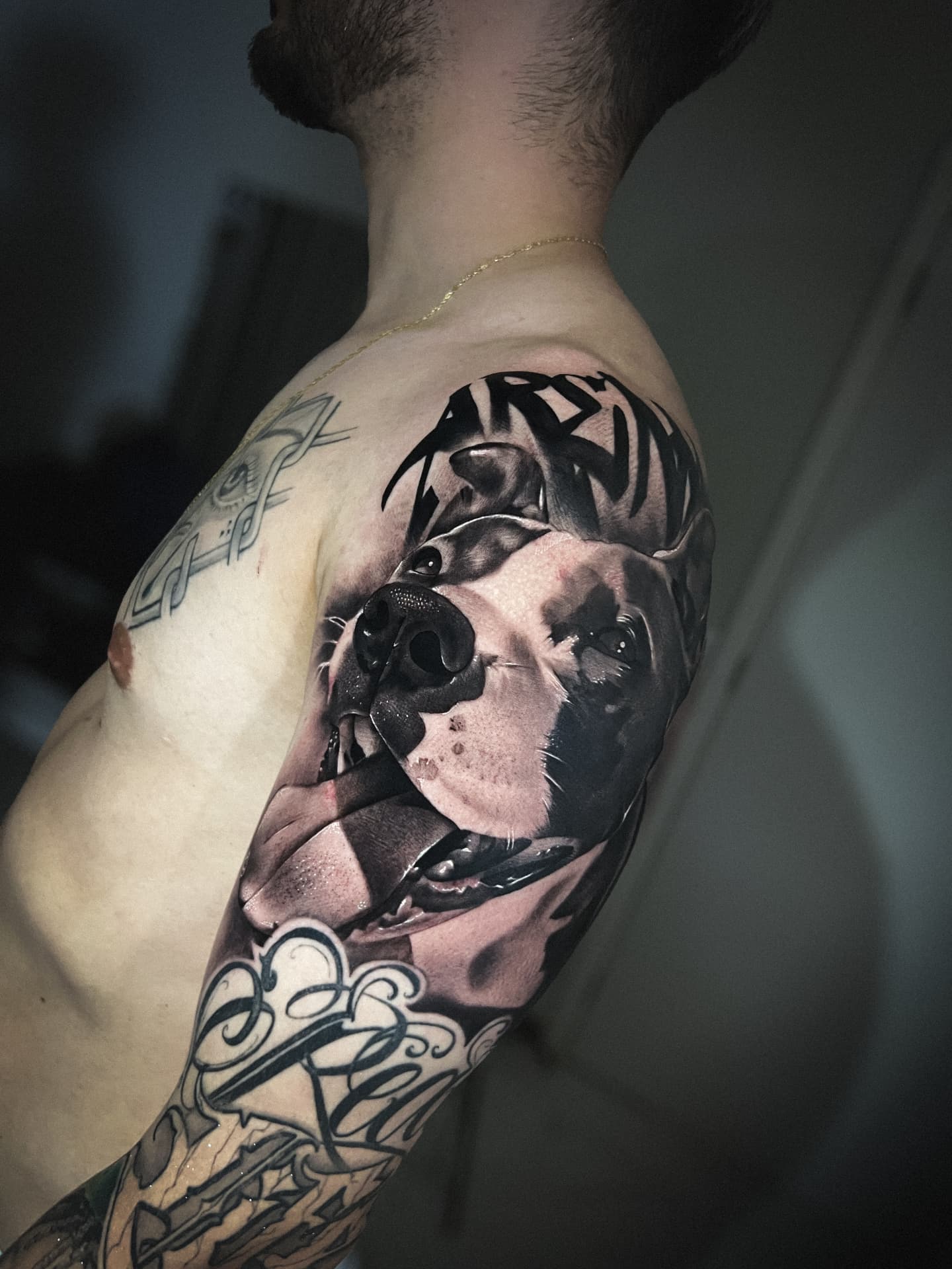 Tatuagem realista de cachorro no braço por Braian