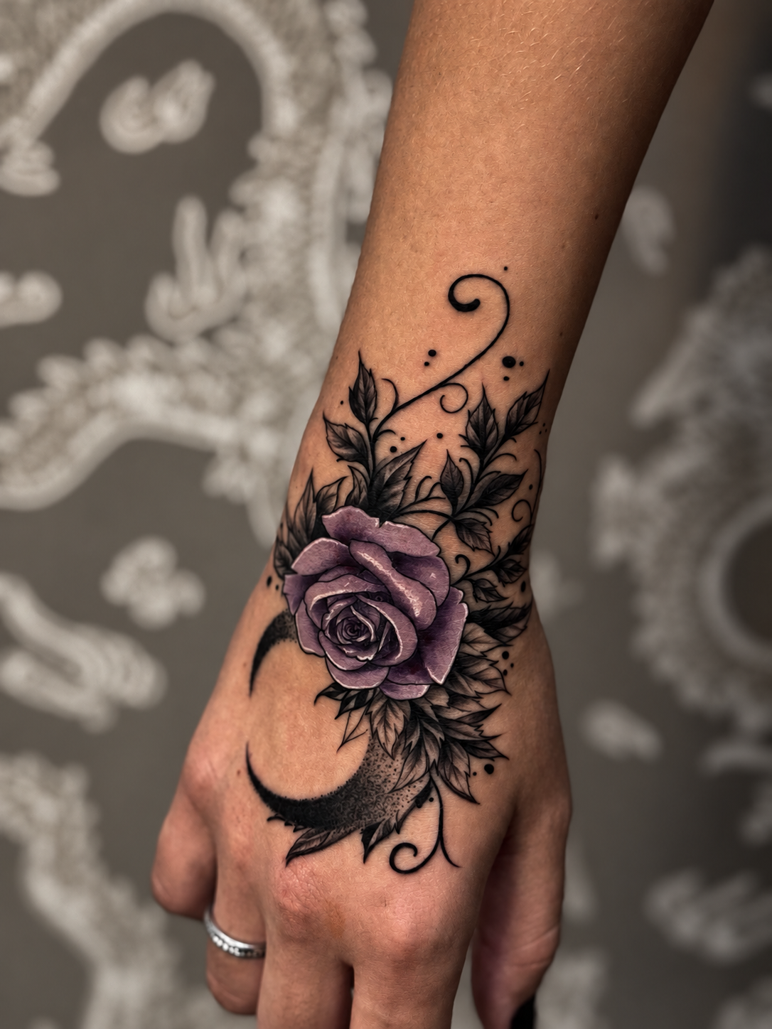 Tatuagem ornamental de rosa por Cascio