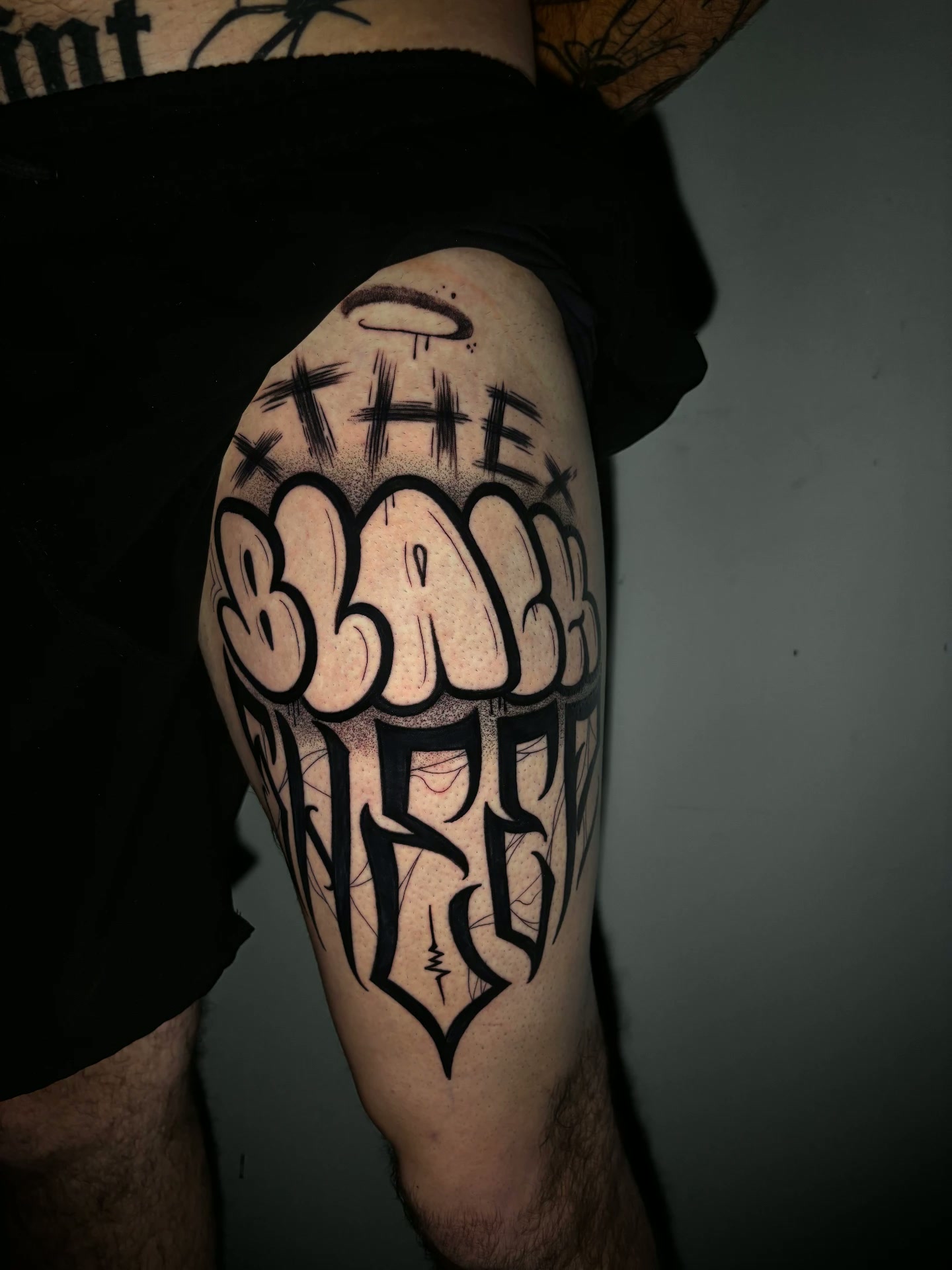 Tatuagem blackwork de lettering por Ricardo