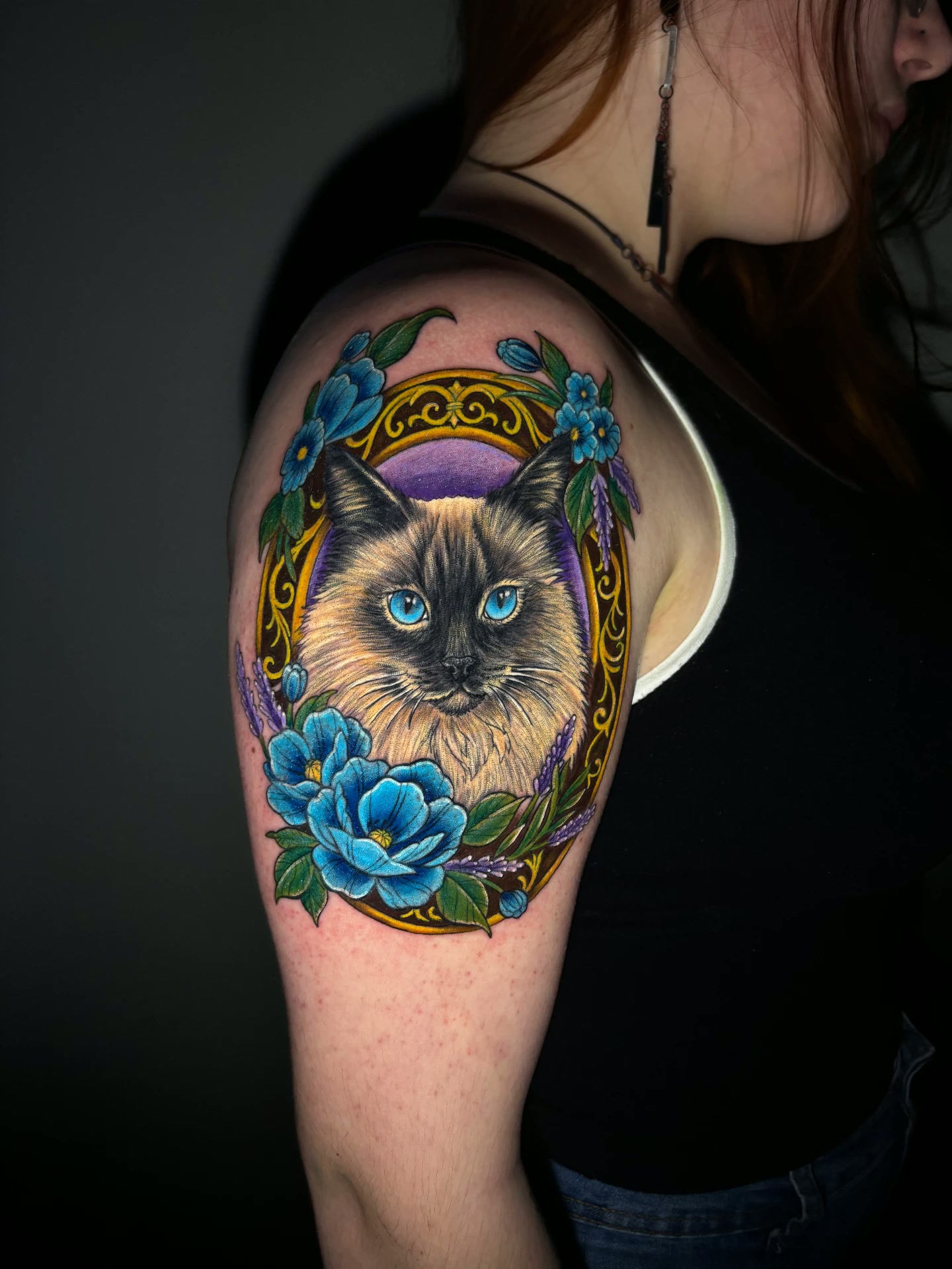 Tatuagem colorida de gato com moldura floral por Ricardo