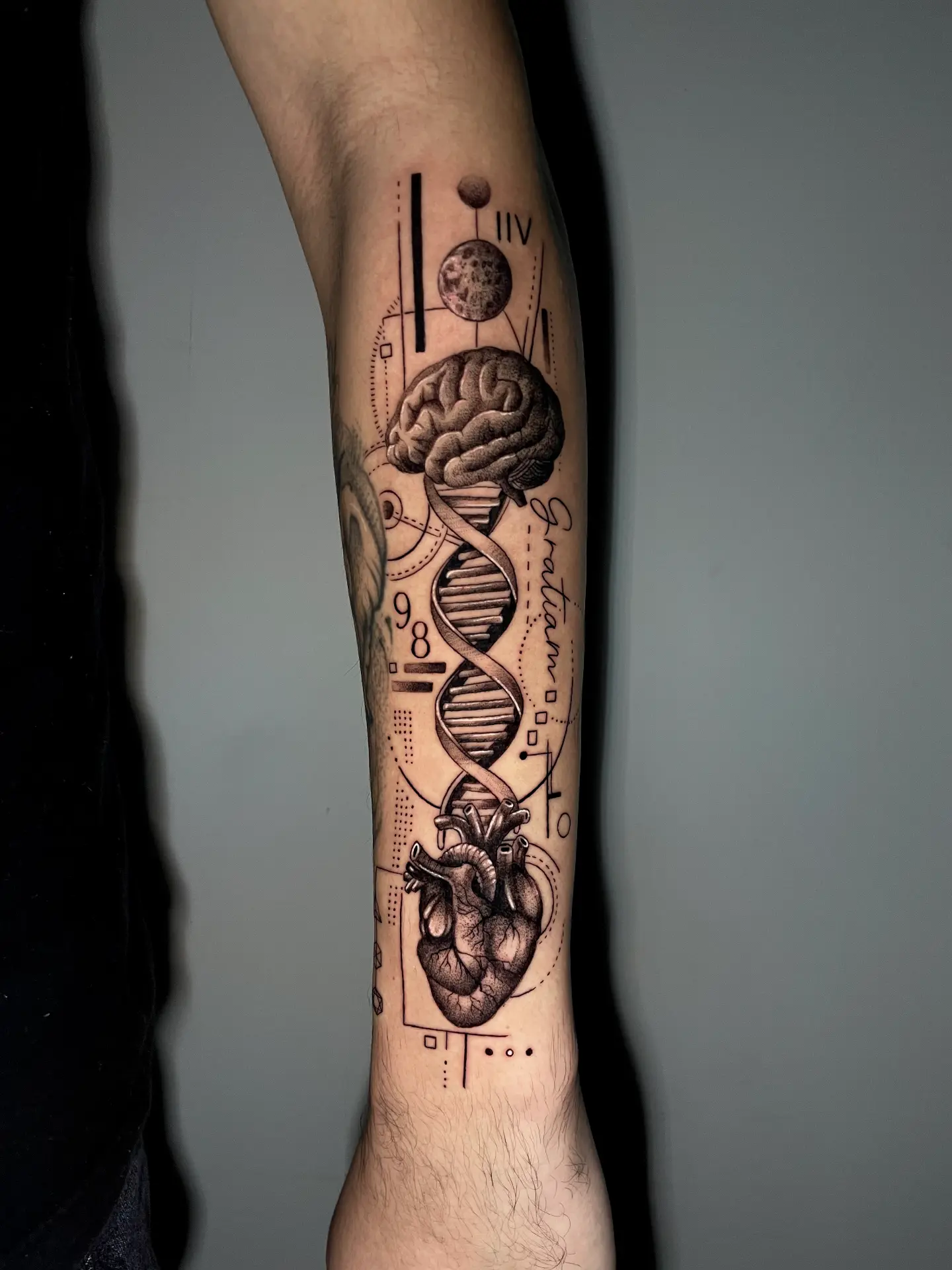 Tatuagem blackwork de DNA, cérebro e coração por Ricardo