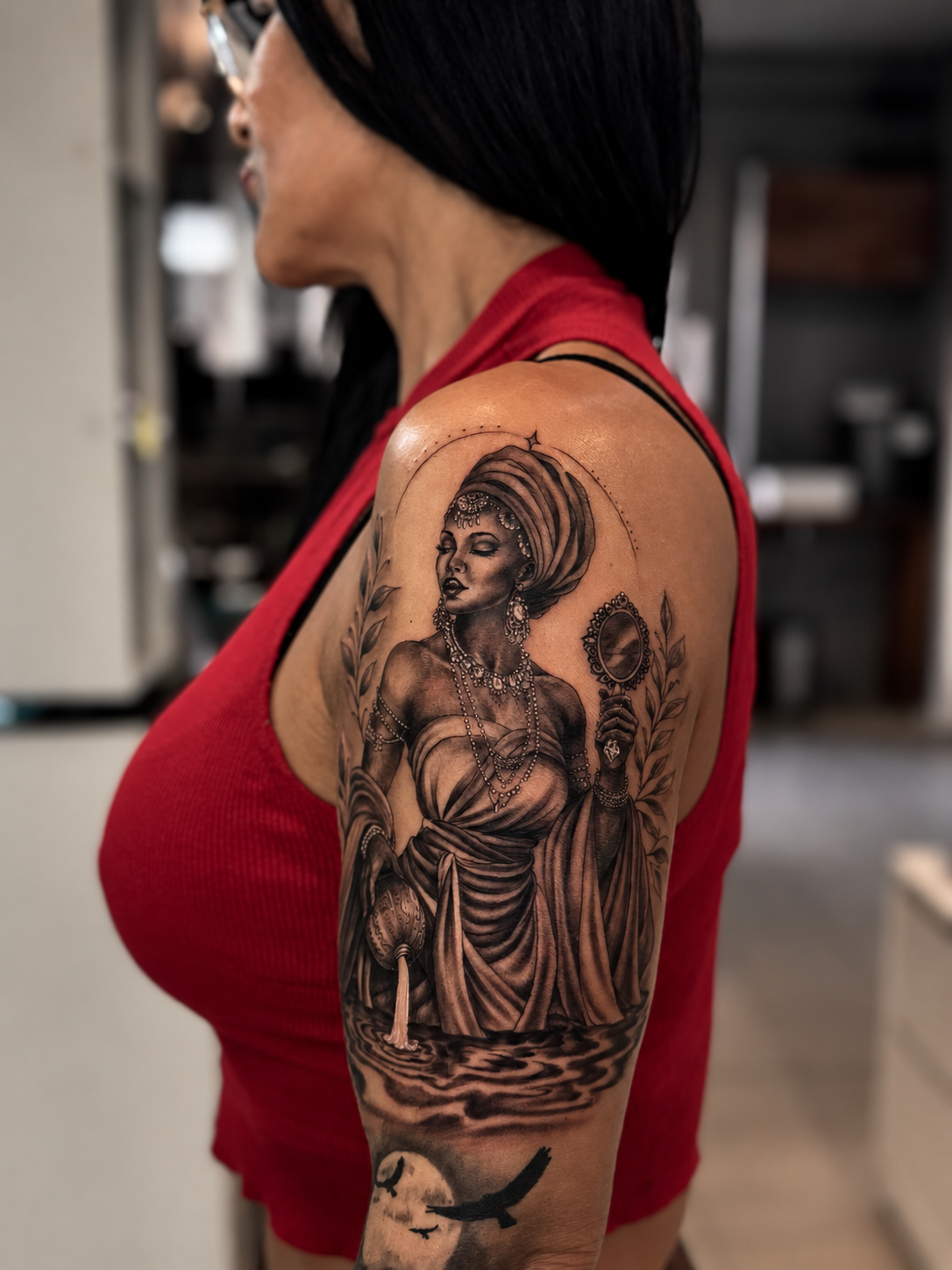 Tatuagem realista de mulher por Cascio
