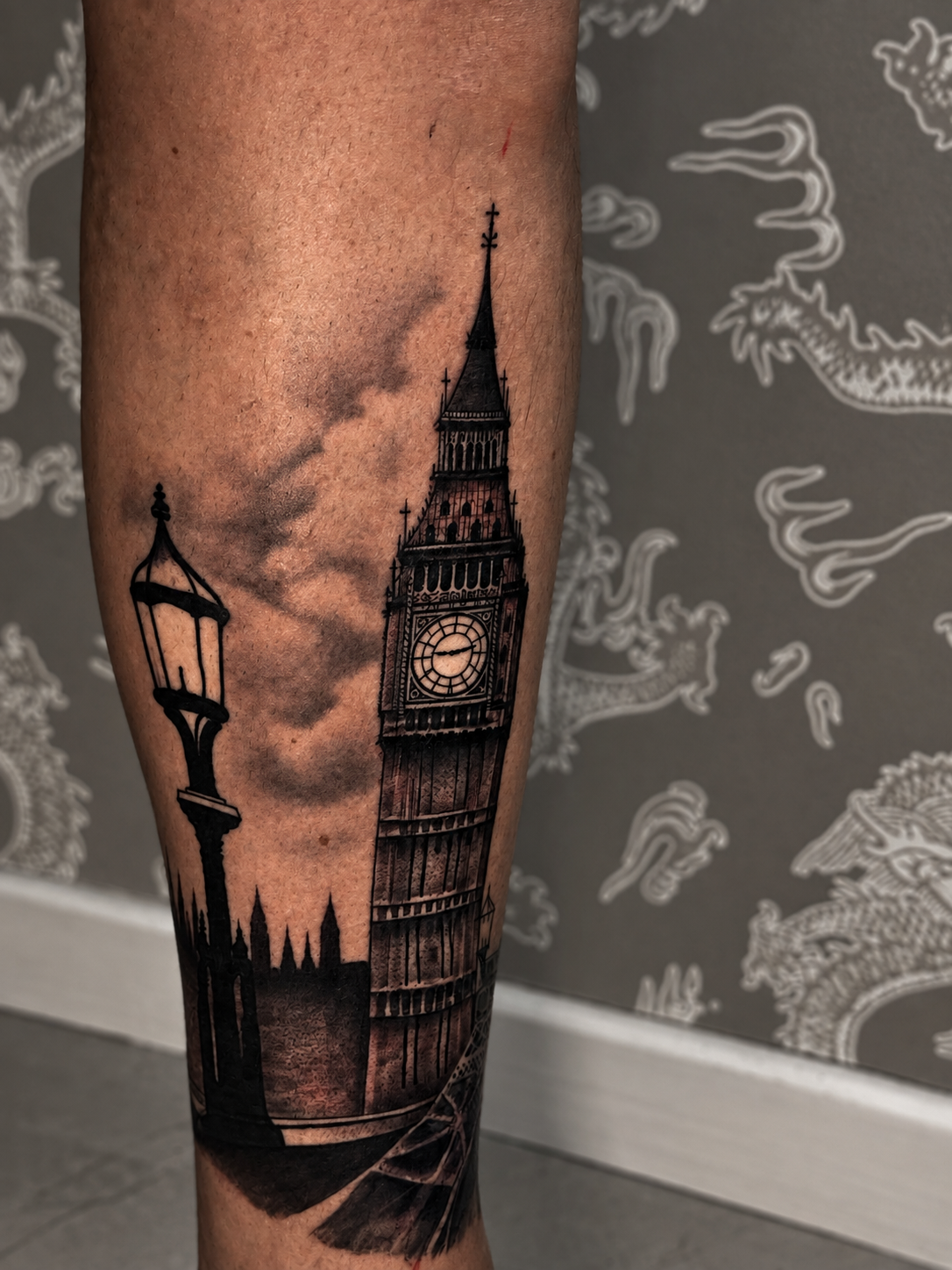 Tatuagem realista do Big Ben por Cascio