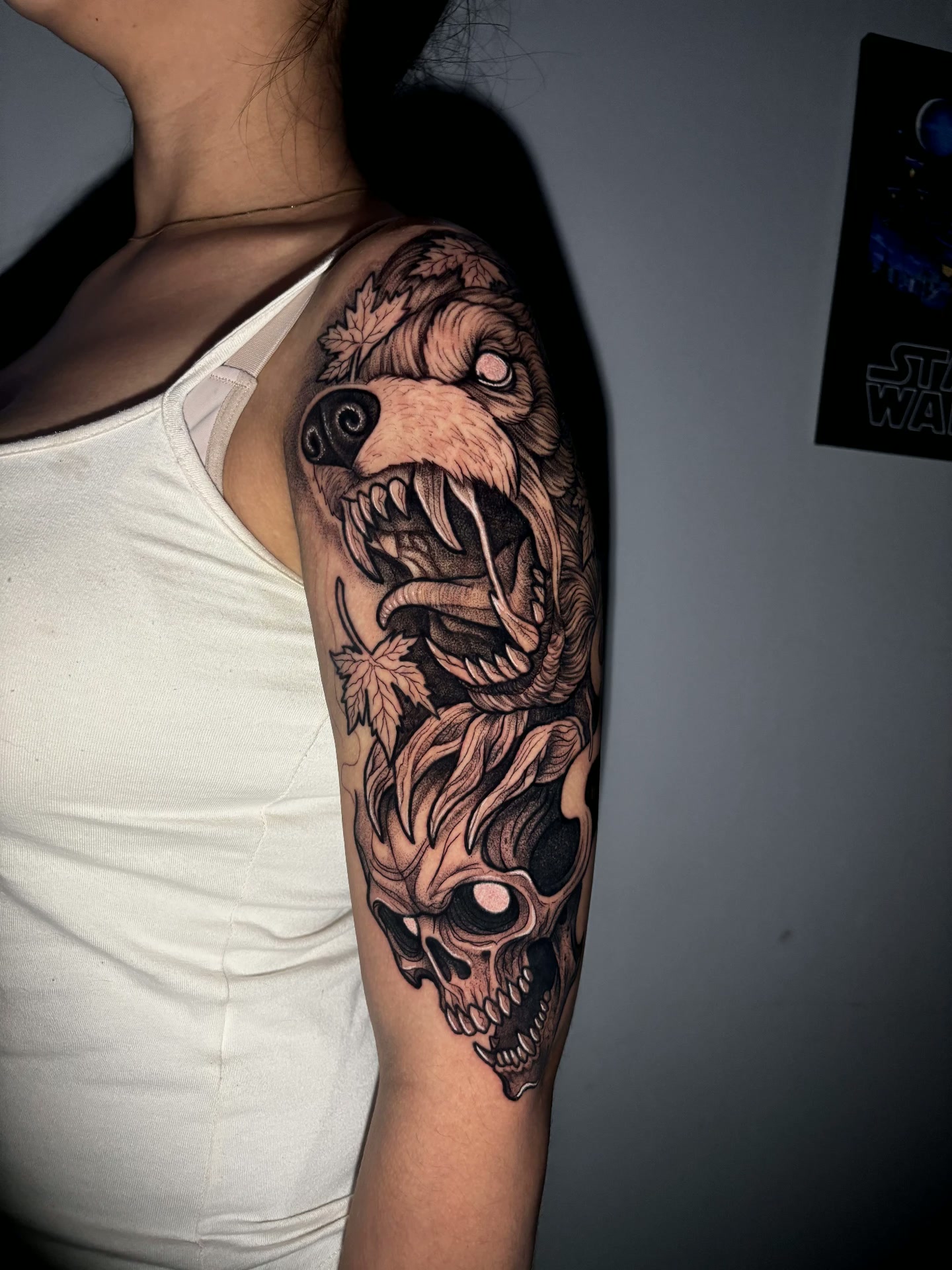 Tatuagem blackwork de caveira com folhas por Ricardo