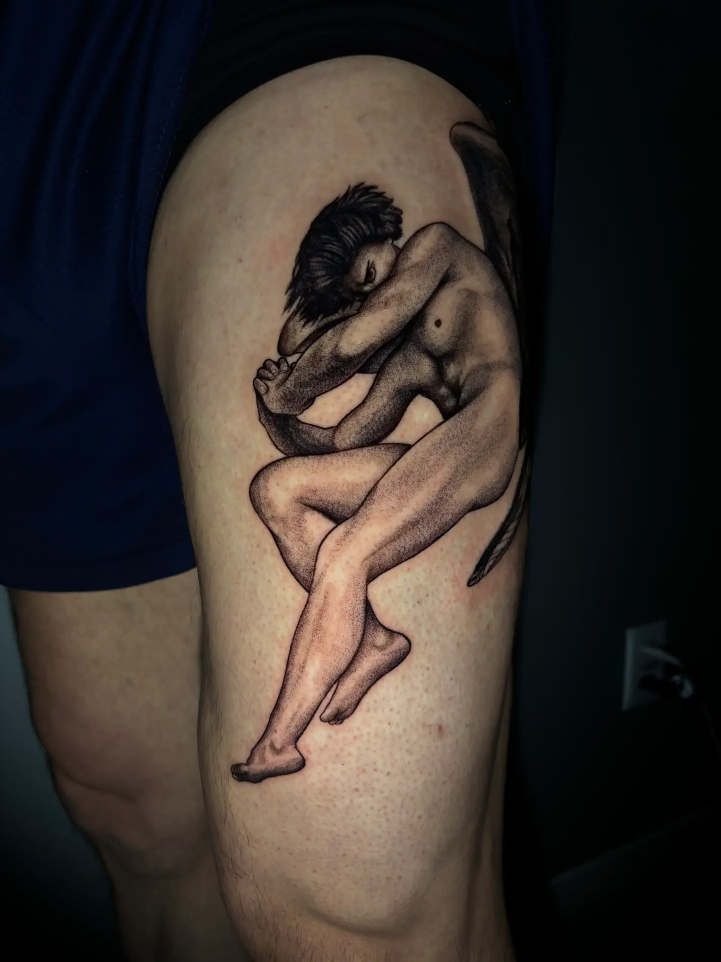 Tatuagem em preto e cinza de figuras entrelaçadas por Ricardo