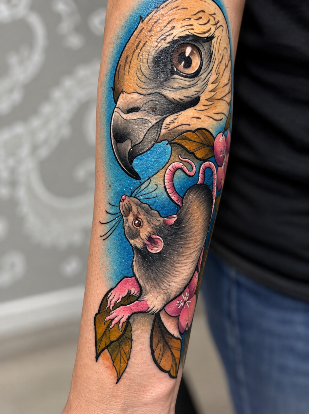 Tatuagem new school colorida de águia e rato por Cascio