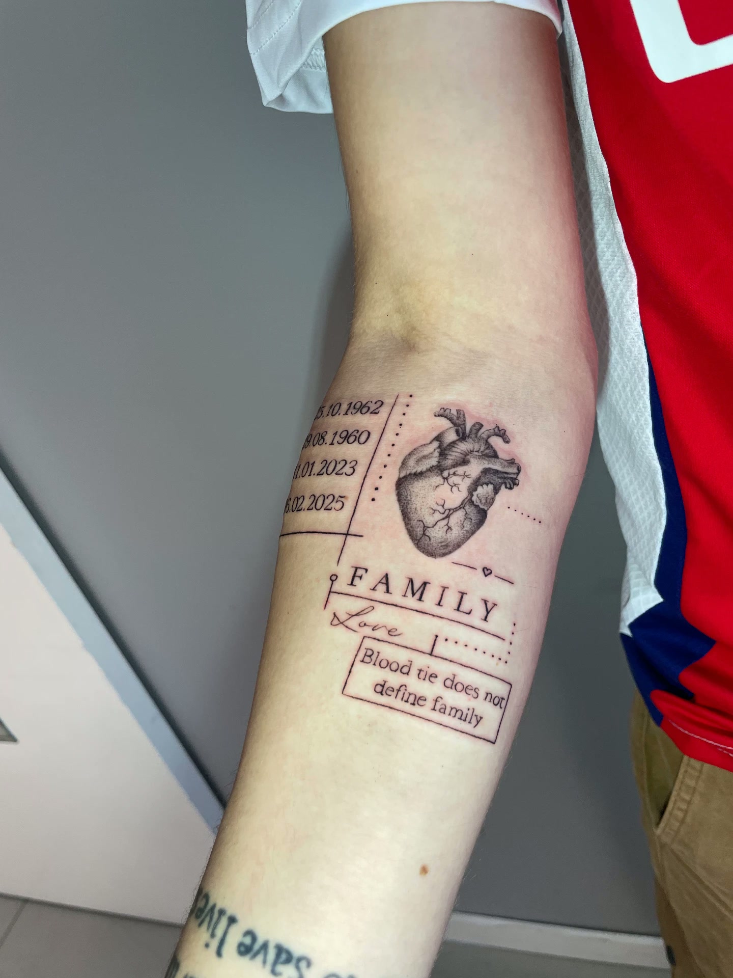 Tatuagem fine line de família com coração anatômico por Ricardo