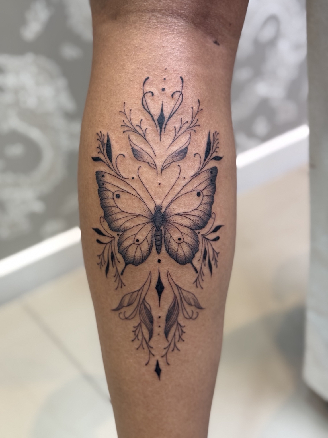 Tatuagem fine line de borboleta por Cascio