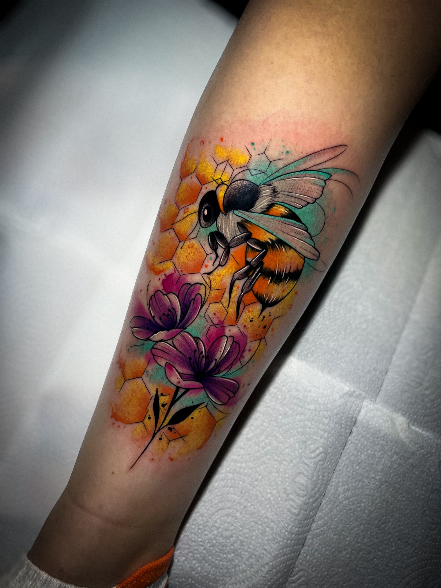 Tatuagem em aquarela de abelha e flores por Braian