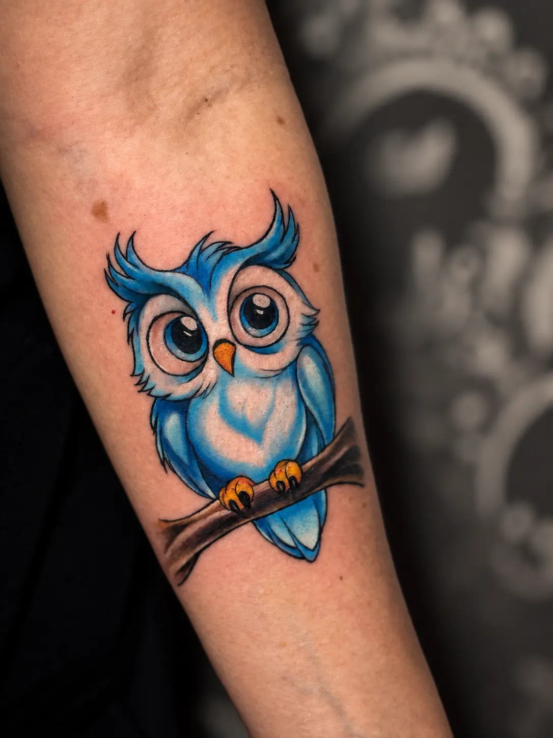 Tatuagem colorida de coruja por Cascio